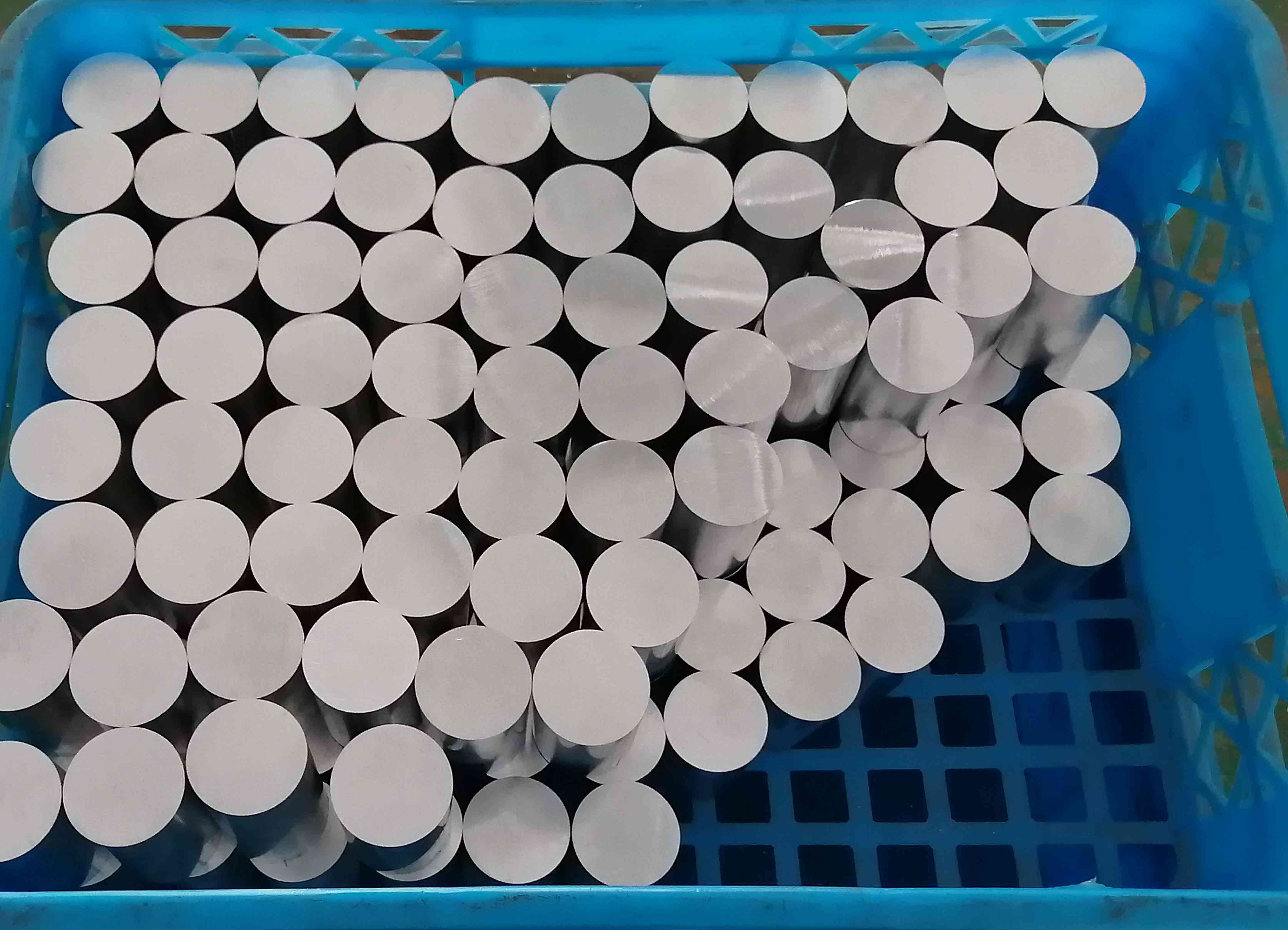 鋁棒切割現(xiàn)場(chǎng)圖 鋁棒切割現(xiàn)場(chǎng)圖