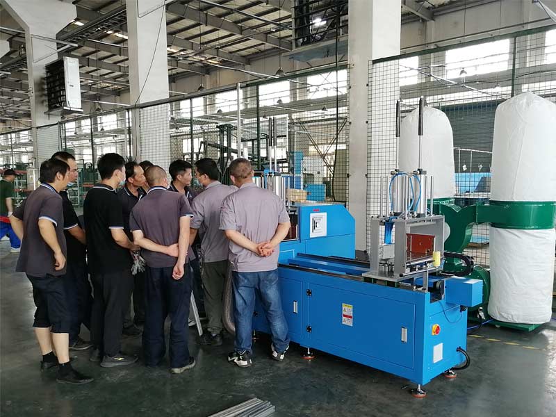 全自動切鋁機客戶現場調試中 全自動切鋁機客戶現場調試中