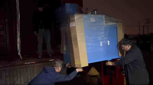 熬到深夜，5臺自動(dòng)切鋁機(jī)設(shè)備順利出庫交機(jī)