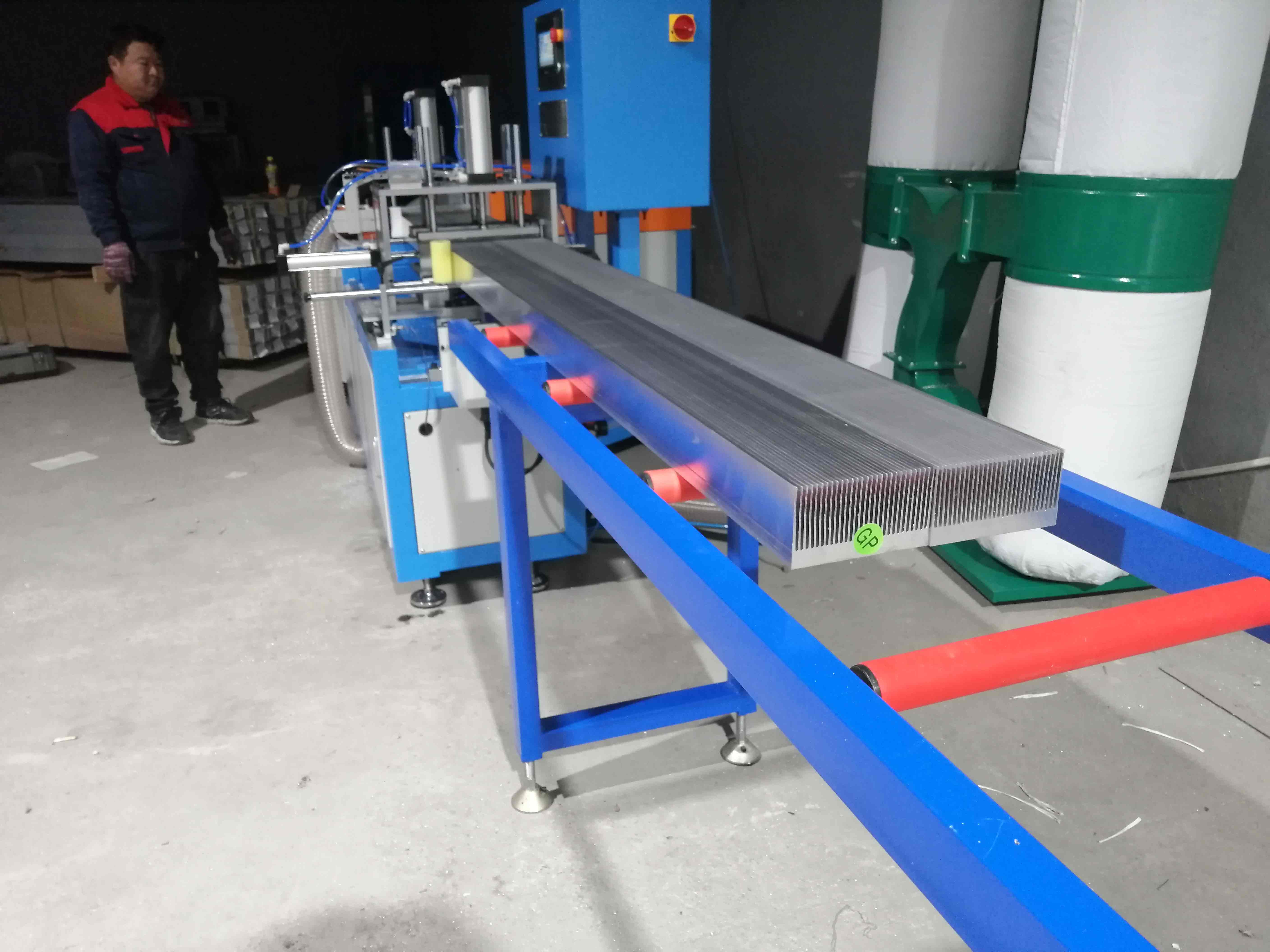 鋁型材散熱器切割機-1 鋁型材散熱器切割機-1